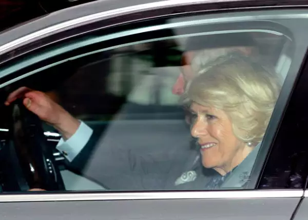 El momento en el que Camila de Cornwall y el príncipe Carlos llegan al palacio de Kensington.