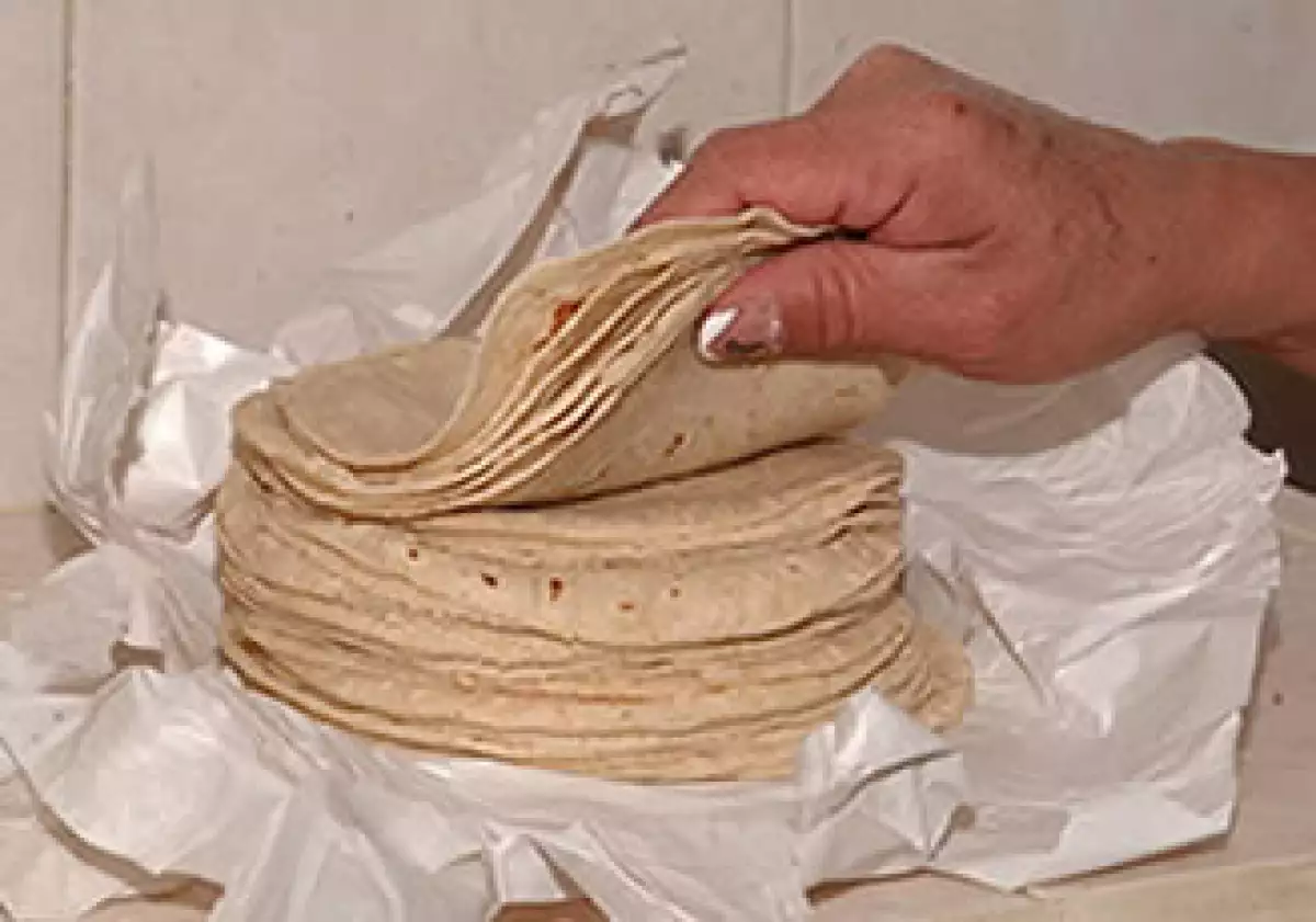 En la nueva canasta básica la tortilla se divide en el grupo de maíz y tostadas. (Foto: Notimex)