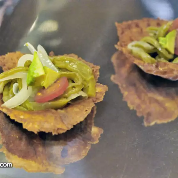Cazuelitas de queso,rellena de ensalada de nopales