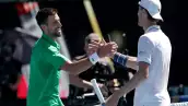 Los imponentes Djokovic y Sinner avanzan en el Abierto de Australia y pasan a tercera ronda