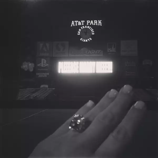 `Sí!!´fue lo que escribió Kim Kardashian junto a la foto del gigantesco anillo que le dio Kanye, teniendo de fondo la petición de su novio: `Por favor, cásate conmigo´..