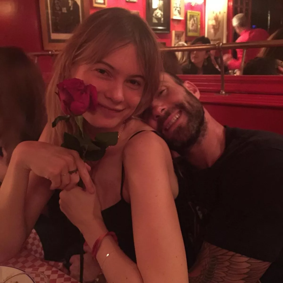 Adam Levine y Behati Prinsloo su historia de amor en fotos