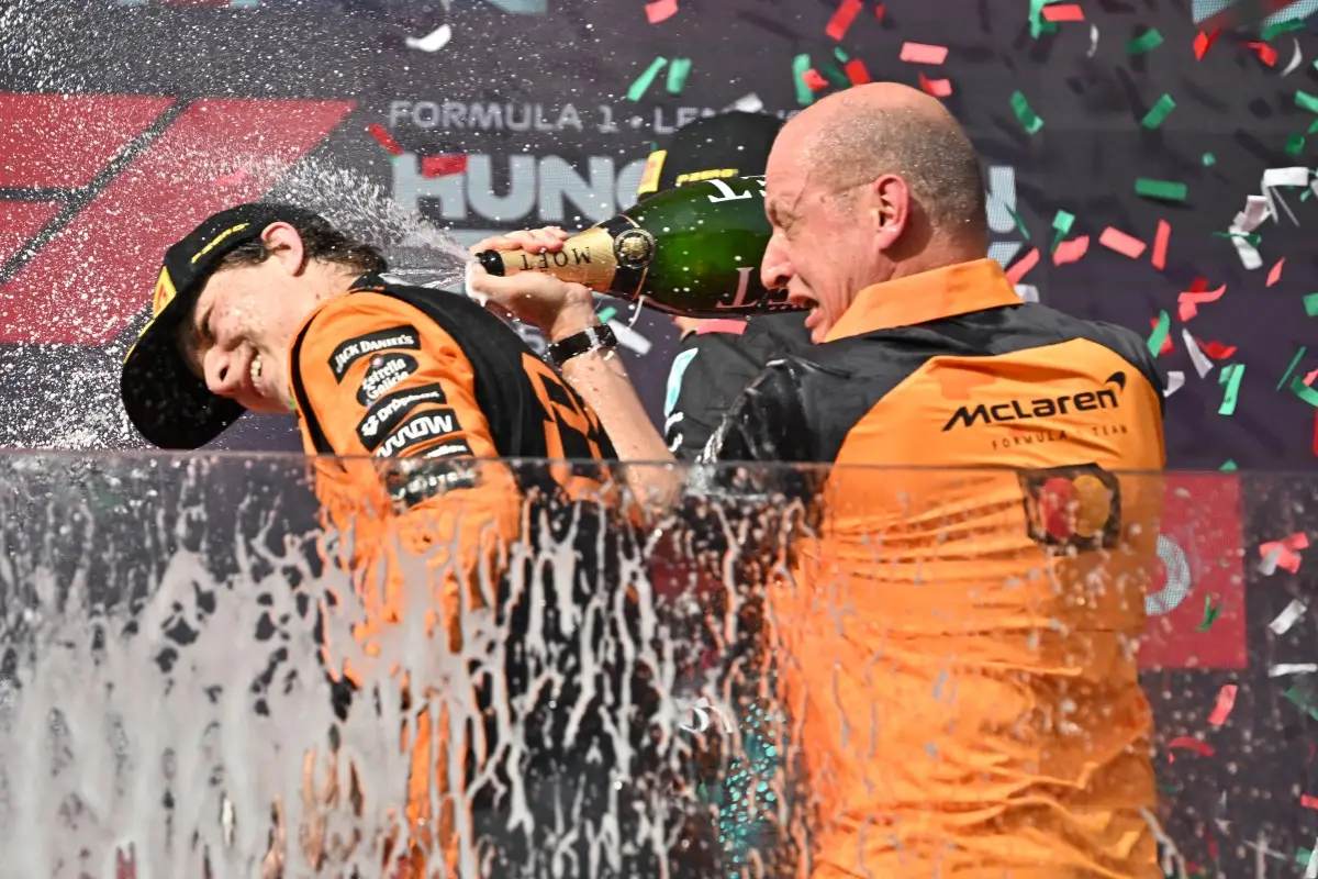 El piloto británico de McLaren, Lando Norris (L), celebra en el podio con el jefe de diseño de McLaren, Mark Ingham, después del Gran Premio de Hungría de Fórmula Uno en el circuito de Hungaroring en Mogyorod, cerca de Budapest, Hungría, el 3 de agosto de 2025.