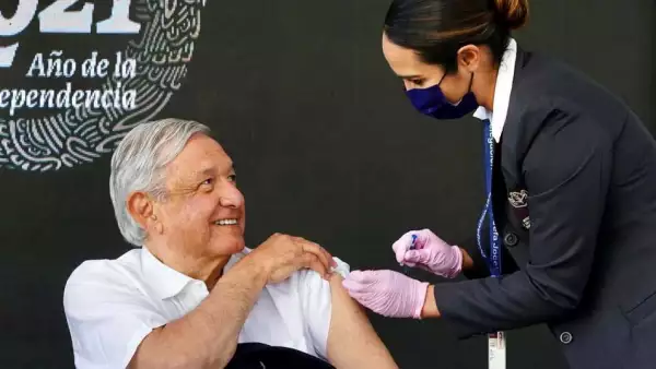 AMLO recibe la tercera dosis de la vacuna contra COVID (El presidente es inyectado por una enfermera)