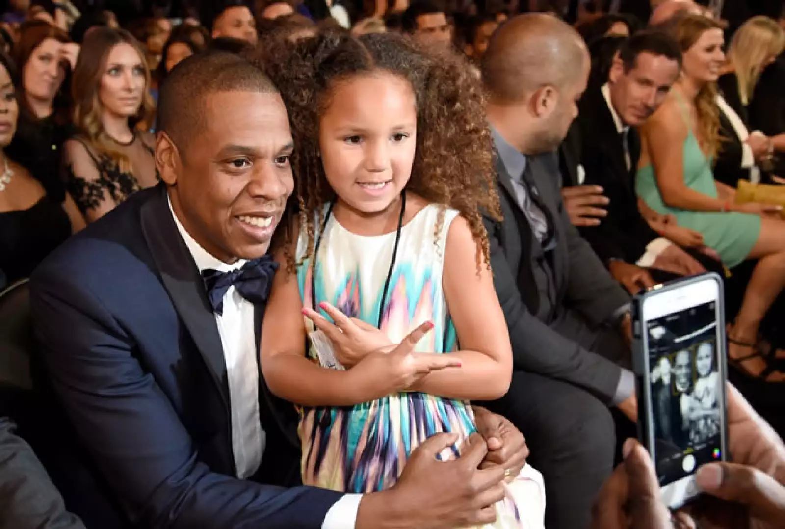 Hasta el esposo de Beyoncé, Jay-Z, posó con Annalise para la cámara del smartphone de Jamie Foxx.