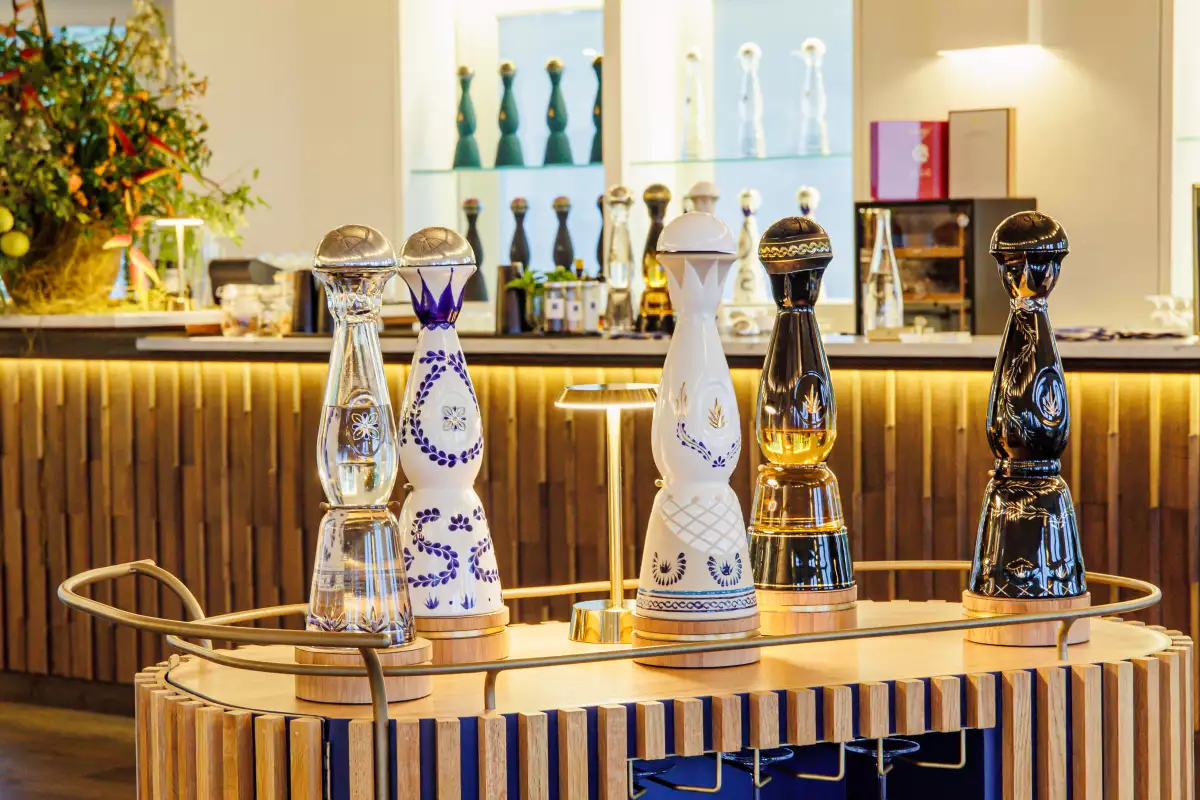 Foto de botellas de colección de Clase Azul Tequila.