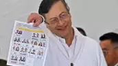 El presidente de Colombia, Gustavo Petro, se prepara para emitir su voto durante las elecciones presidenciales en un colegio electoral de Bogotá el 31 de mayo de 2026.