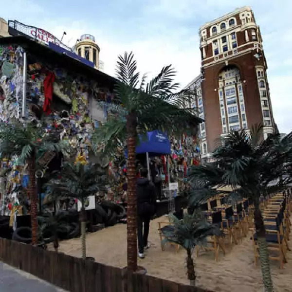 Fue creado por el artista alemán H.A. Schult, un diseñador que se ha enfocado en productos ambientalistas, fabricados con productos reciclables.