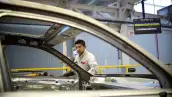 Un empleado trabaja en la línea de ensamblaje del modelo Tiguan, en la planta de automóviles Volkswagen en Puebla.