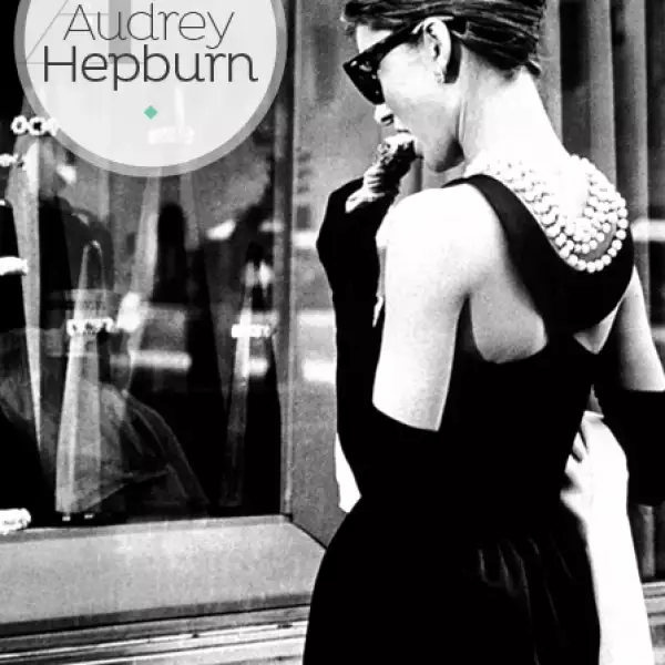 La actriz convirtió a la casa joyera en un fenómeno viral al encarnar a Holly Golightly en la película basada en la novela de Truman Capote `Breakfast at Tiffanys´, el personaje que se inspiraba con los escaparates de la tienda convirtió a las joyas de la firma en los objetos más deseados por las mujeres de los 70.