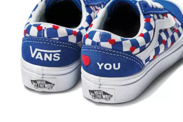 SP20_Lifestyle_VN0A4U1QWI4_UYComfyCushOldSkool_AutismAwareness_Vansheart_trueblue_detail.jpg