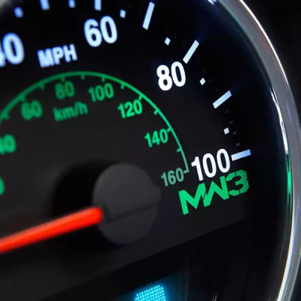 En el tacómetro también se podrá apreciar el logo del videojuego, que saldrá a la venta del 9 de noviembre.