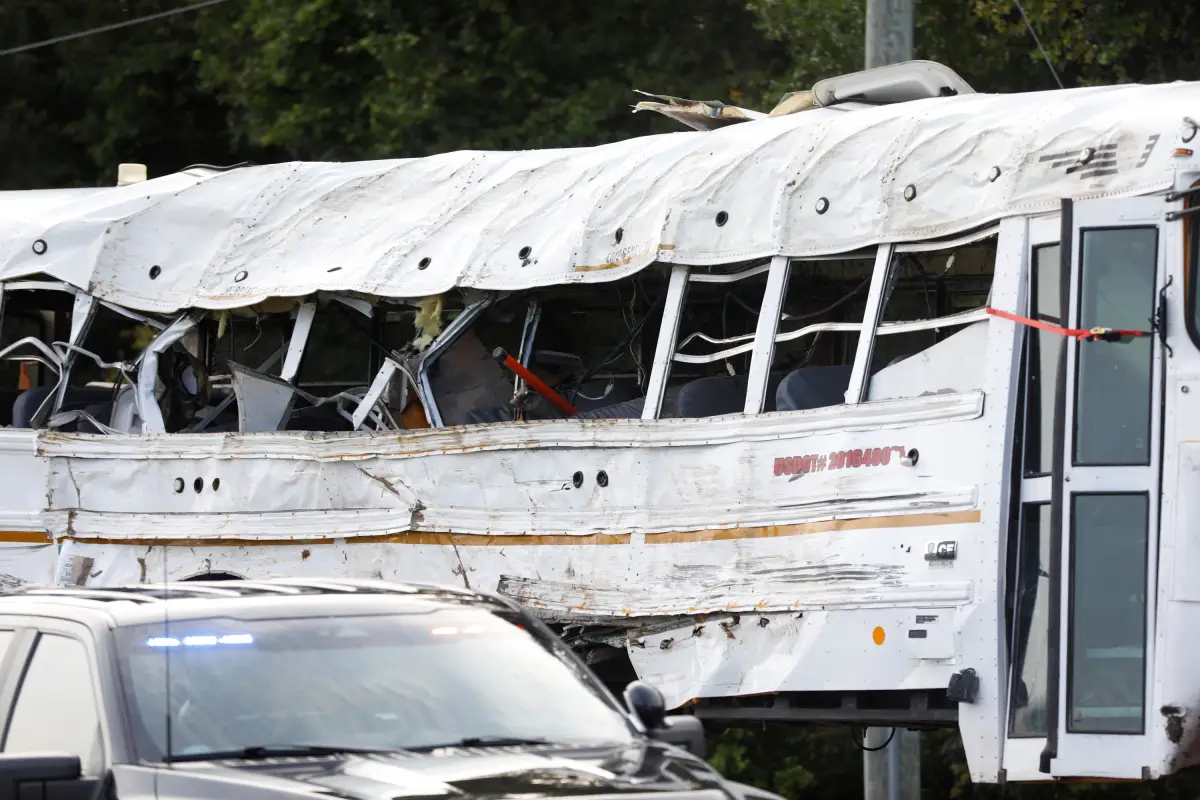 Un autobús está preparado para ser remolcado después de derrocar en un accidente fatal que lleva a los trabajadores a una granja de melones, cerca de Dunnellon, Florida, EE. UU., el 14 de mayo de 2024.