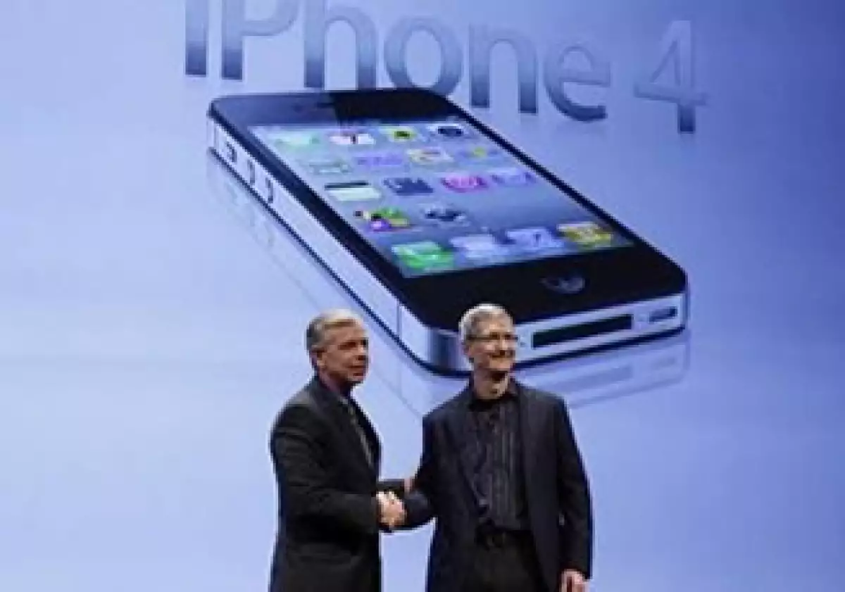 A la izquierda, Lowell McAdam director de operaciones de Verizon Communications, y Tim Cook, su homólogo en Apple en el anuncio. (Foto: AP)