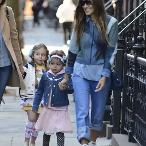 Sarah Jessica Parker es siempre captada por las calles de Nueva York llevando a sus gemelas al colegio.