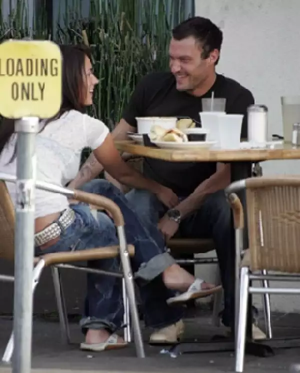 Megna y Brian se conocieron en el 2004, su primer compromiso lo anunciaron en el 2006.