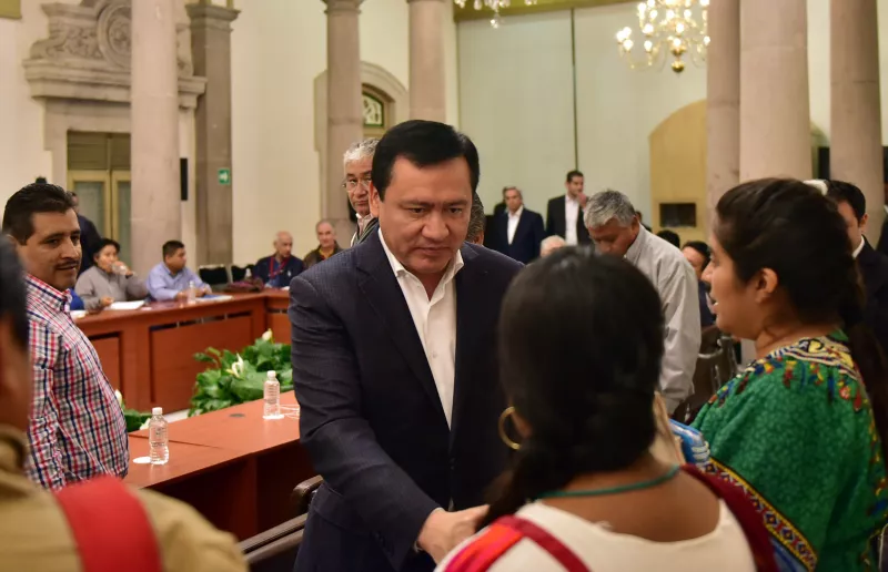 El titular de la Segob (centro) sostuvo un encuentro con dirigentes de la CNTE.