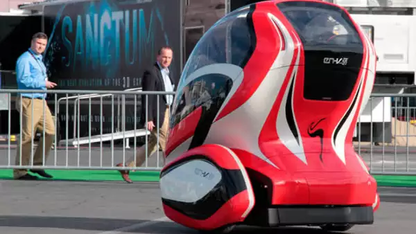 General Motors también estuvo presente con el auto concepto Electric Networked Vehicle, el cual fue realizado en un circuito especial afuera del centro de convenciones.