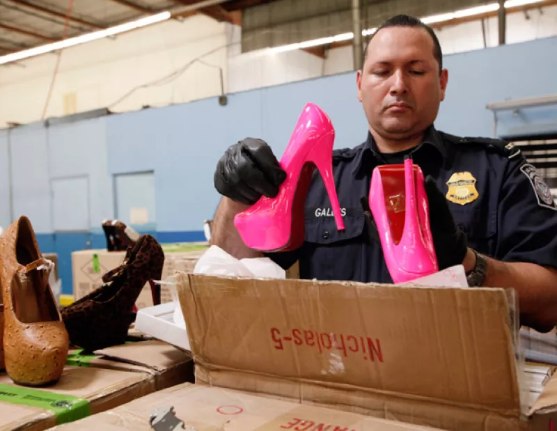 El gobierno estadounidense encontró más de 20 mil pares de zapatos los cuales eran copia de los famosos Christian Louboutin, éstos fueron decomisados.