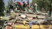 Decenas de personas entre cuerpos de rescate y sociedad en general ayudan en las labores de rescate entre los escombros de edificios que colapsaron tras el fuerte sismo de 7.1 grados en escala de richter que se registró esta tarde en la Ciudad de México. En la imagen, una edificio ubicado en Tlalpan Frente a la estacion Ciudad Jardin.