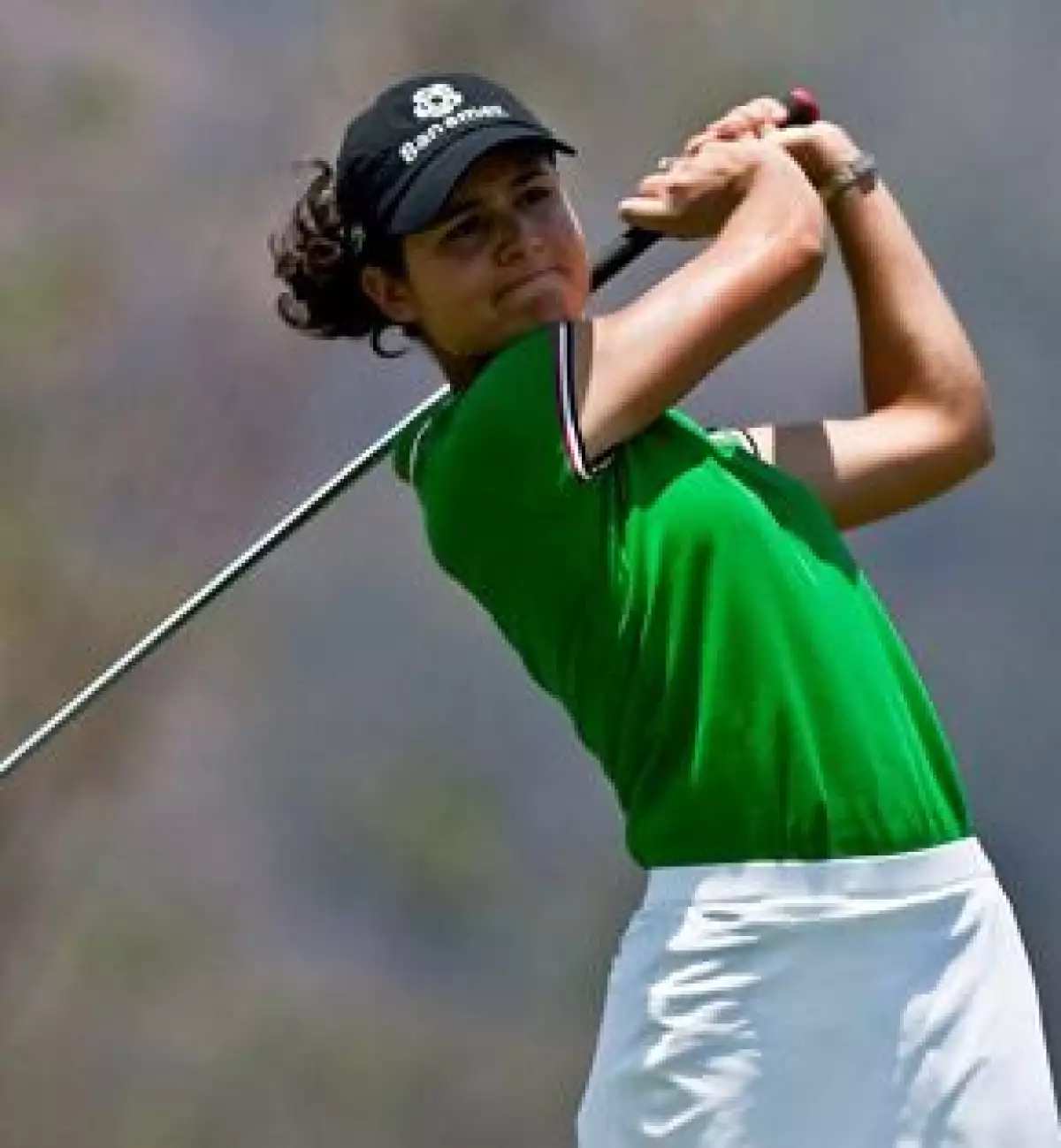 La tapatía tuvo algunos contratiempos pero se mantiene como líder del torneo Corona Championship en el campo de Tres Marías en Morelia.