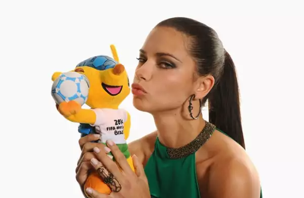 El "ángel" con la mascota de Brasil 2014, Fuleco.