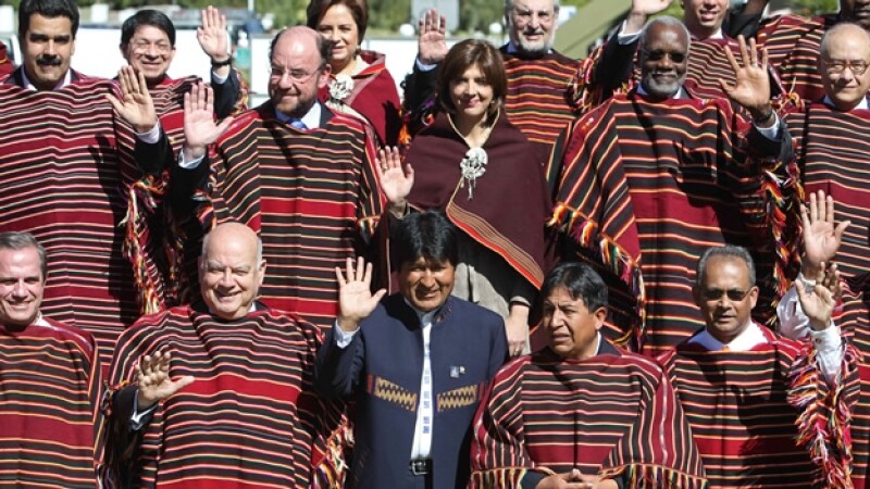 evo morales saluda en la foto oficial de la asamblea de la oea