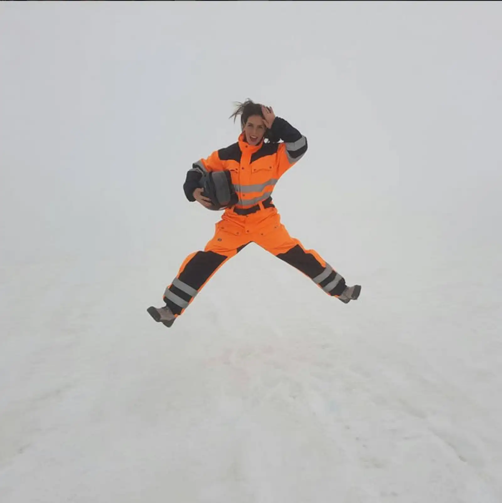 Claudia en medio de la nieve, en Islandia.