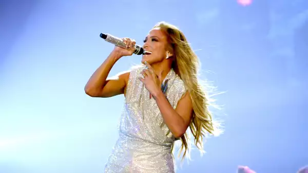 Jennifer Lopez sorprende con su actuación en los AMA