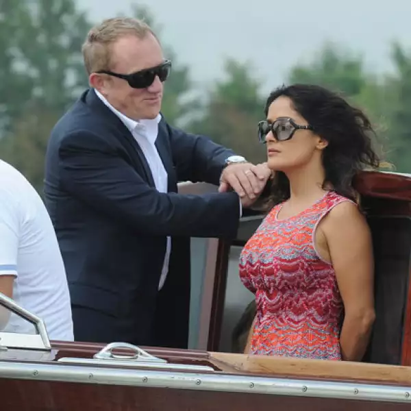 La forma en la que Francois ve a Salma en definitiva, son relationship goals.