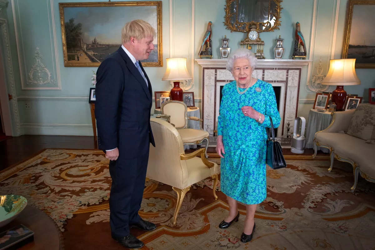 Boris Johnson y la reina Isabel II