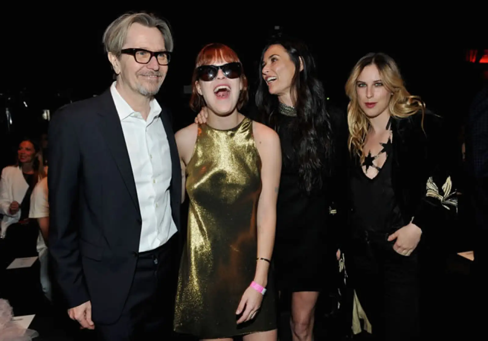 Gary Oldman sentado al lado de la familia Moore Willis, con quien posteriormente posó para las cámaras.