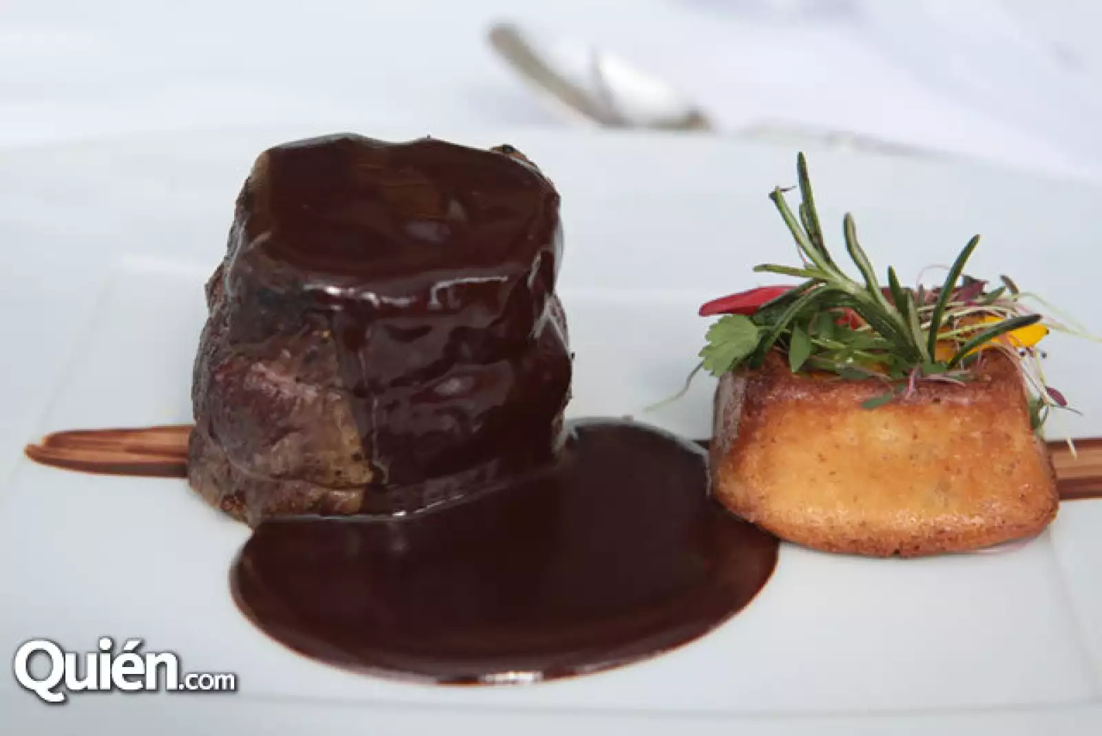 Filete angus en salsa de chocolate y cake de naranja y vainilla