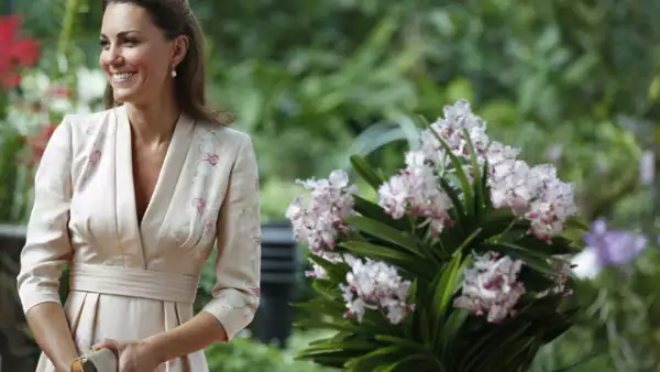 Para el primer día de su visita, Kate eligió un vestido estilo kimono en color rosa pálido de Jenny Packham.