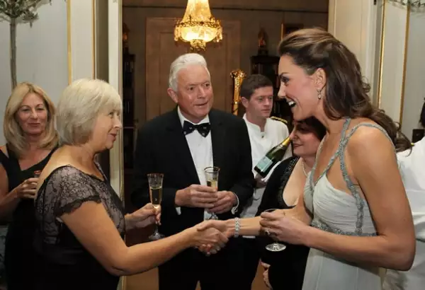 Kate saludó a cada uno de los presentes.