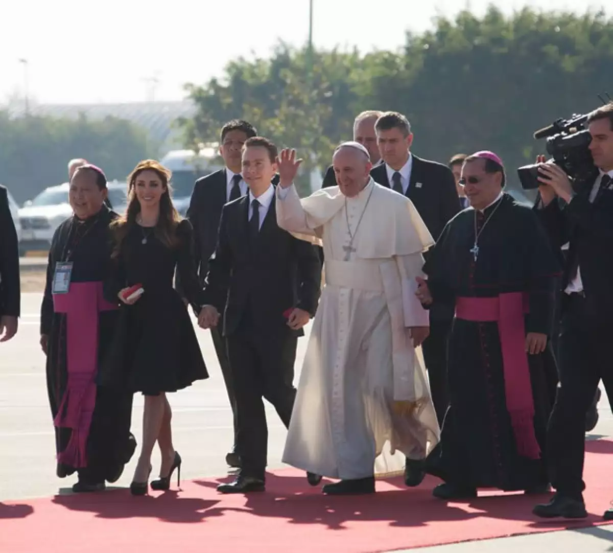 El Papa Francisco saludó a los que se encontraban en el aeropuerto para recibirlo.