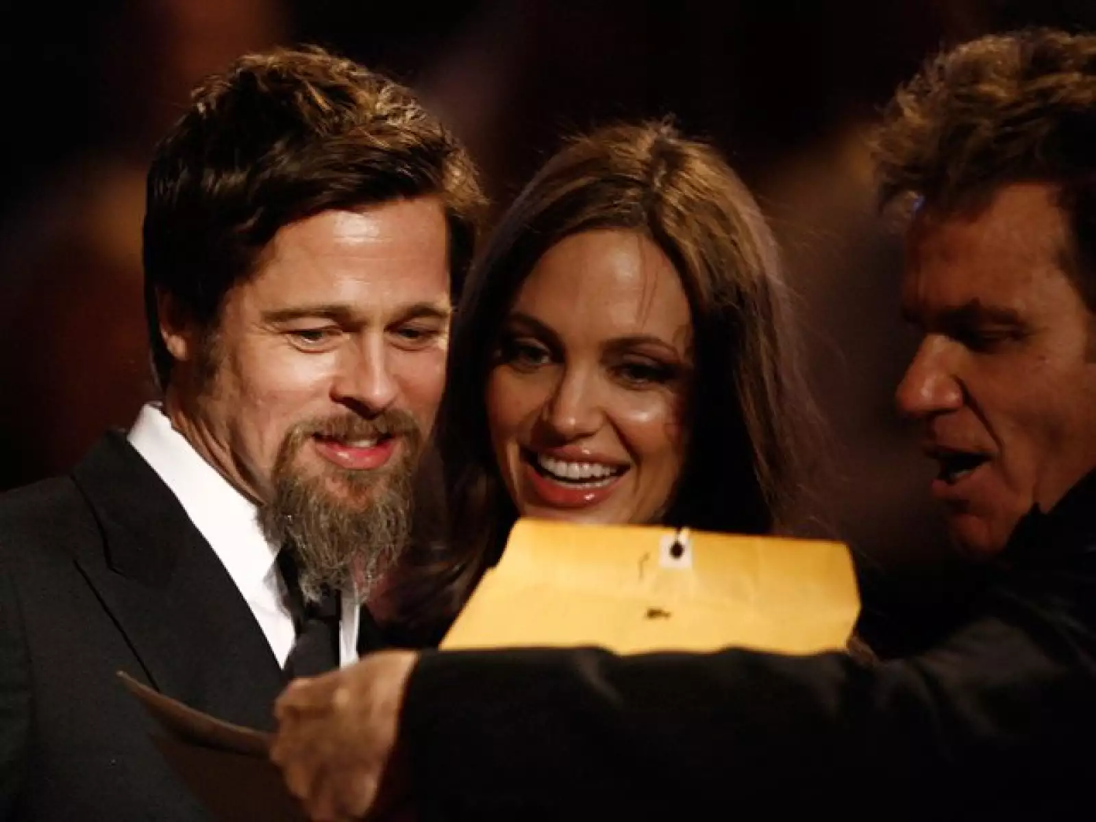 Brad Pitt y Angelina Jolie charlaron animadamente con el actor y productor Martin Kove, a quien recordamos por su papel del estricto entrenador en la película Karate Kid.