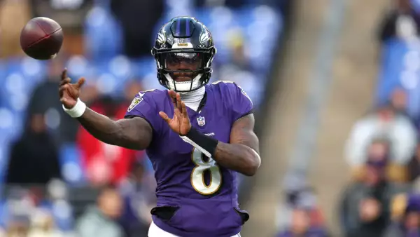 Foto de Lamar Jackson de los Baltimore Ravens lanzando el balón.