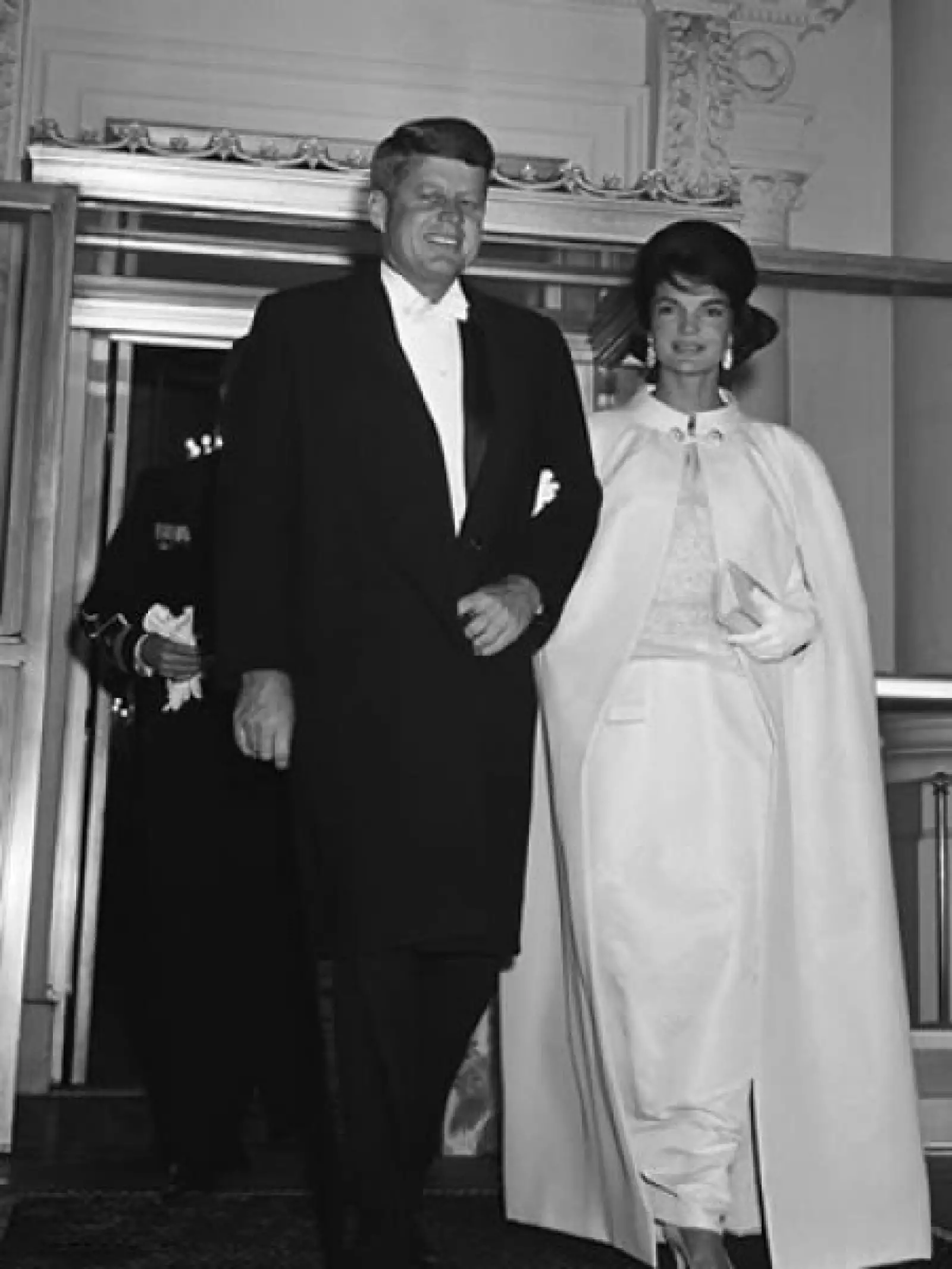 Jacqueline Kennedy tenía 31 años cuando en 1961 deslumbró en la toma de posesión de John F. Kennedy con un vestido blanco y capa diseñados por ella misma, con ayuda de Ethan Frankau, del lujoso almacén neoyorquino Bergdorf Goodman.