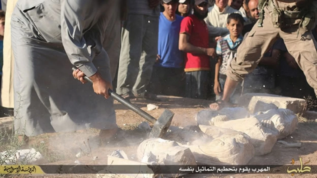 Con mazos, los militantes de ISIS destruyeron reliquias que forman parte del patrimonio de la humanidad, dijo la Unesco
