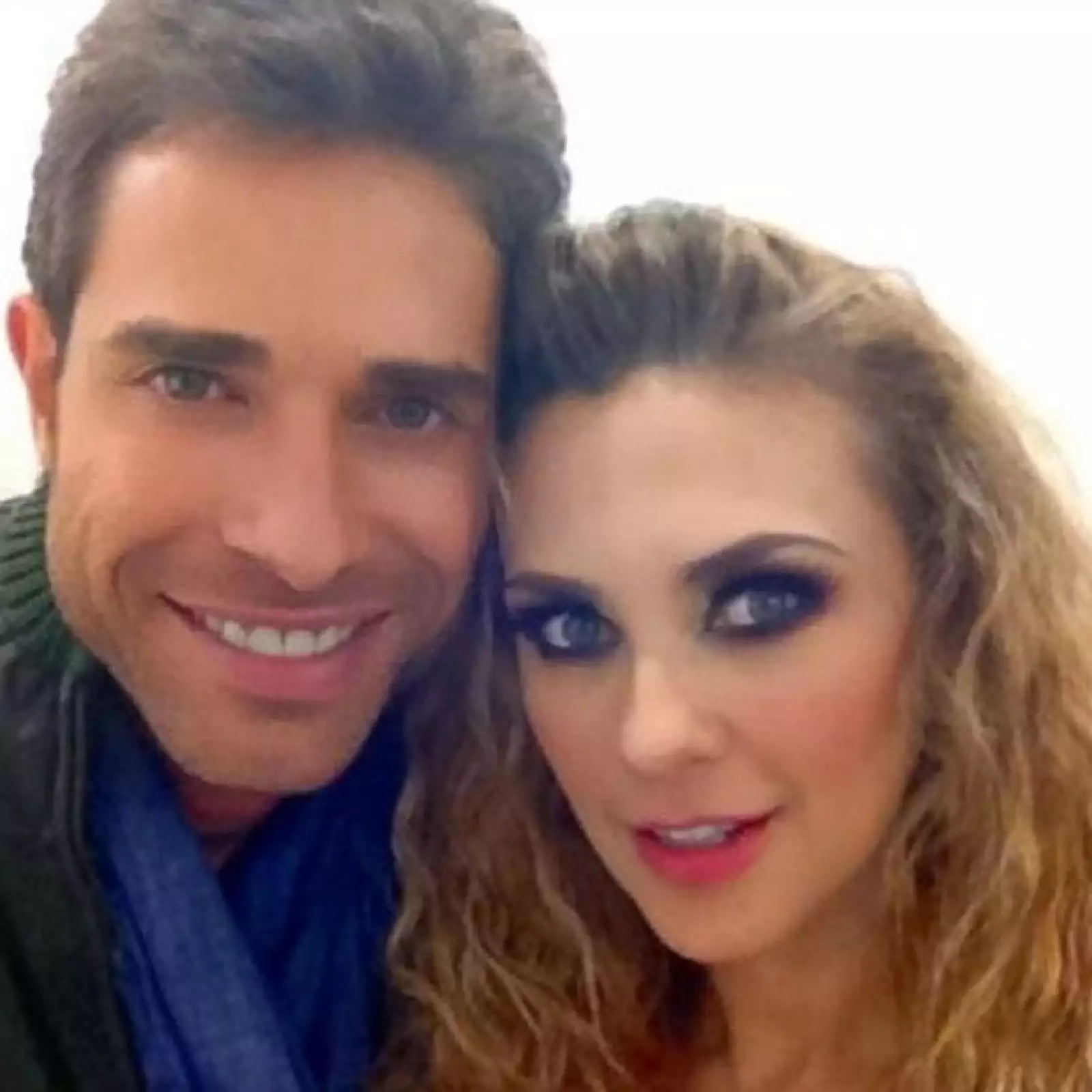 `El amor es para celebrarse siempre y hoy es un día para recordar con fuerza la gran felicidad que te da el amar´ escribió Aracely Arámbula en su Twitter.