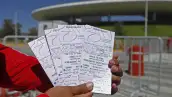 Una persona muestra cuatro boletos adquiridos vía ticketmaster