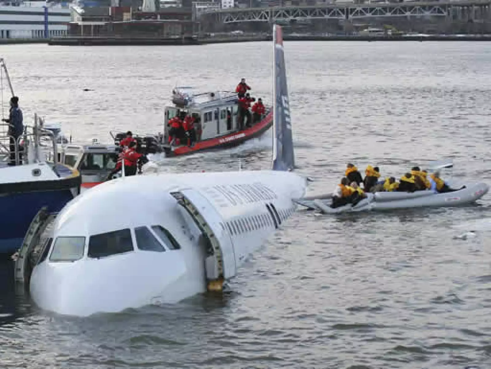 Un avión de la aerolínea U.S. Airways, que partió del aeropuerto La Guardia de Nueva York, se vio obligado a acuatizar en el río Hudson, en las afueras de Manhattan.