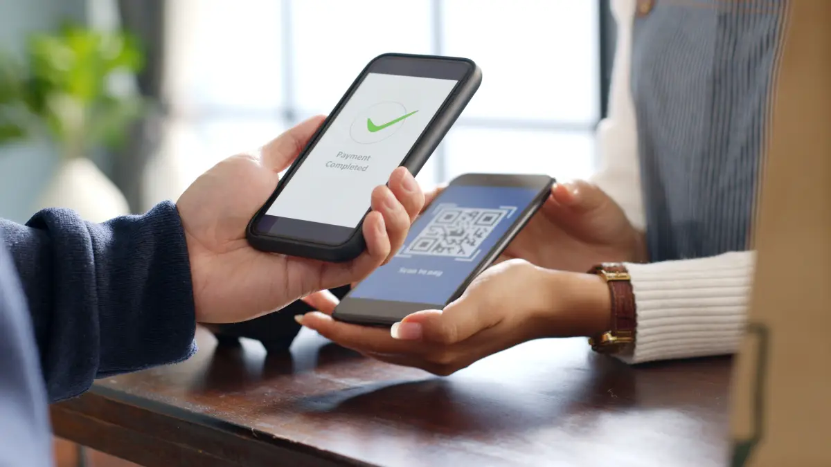 Los restaurantes optan por realizar cobros sin contacto. (iStock)