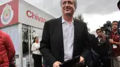 Jorge Vergara, empresario, fundador de Grupo Omnilife y propietario de Chivas, falleció el 15 de noviembre de 2019 a los 64 años. Durante su etapa al frente del club también impulsó la expansión de la marca rojiblanca hacia Estados Unidos con Chivas USA, proyecto que participó en la MLS. En la imagen, Vergara durante una reunión con medios de comunicación en 2013