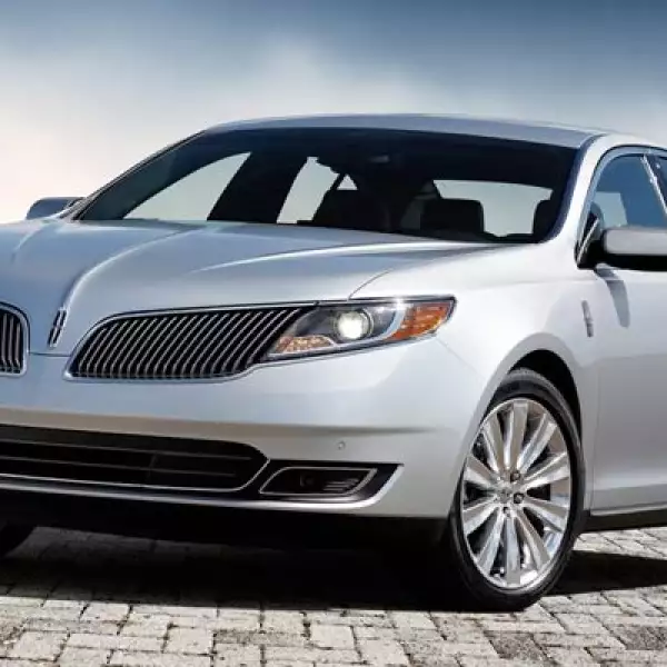 La firma automotriz mostró al mundo su renovado sedán, con cambios que abarcan tanto la parte estética como el interior, así como piezas mecánicas, para ofrecer el mayor lujo y confort a sus ocupantes.