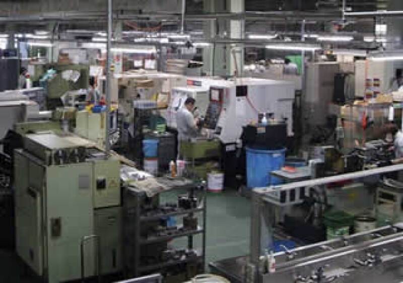 Planta de ASKK, empresa fabricante de máquinas de alta precisión que optó por reducir las horas de trabajo de su personal para evitar despidos, un recurso muy popular en Japón (Foto: AP).