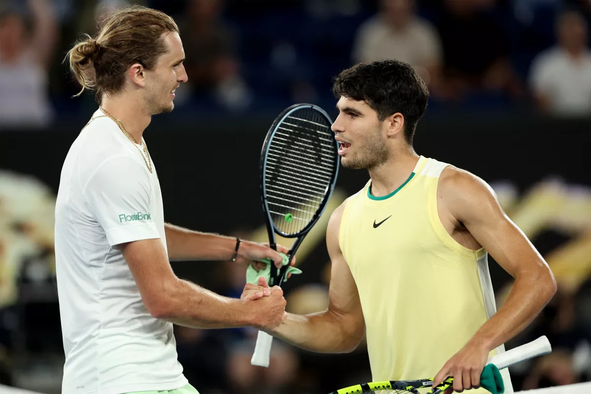 Carlos Alcaraz se da la mano con Alexander Zverev tras finalizar el partido de cuartos de final.
