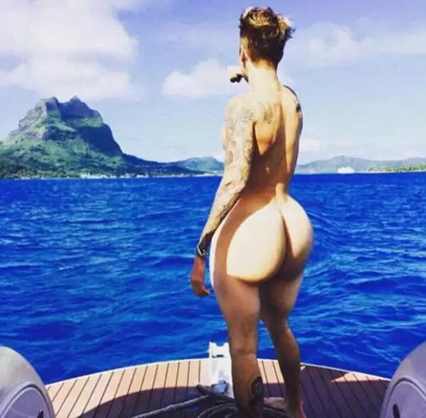 Su derrière incluso ha sido comparado con el que Kim Kardashian mostró cuando fue portada para Paper Magazine.