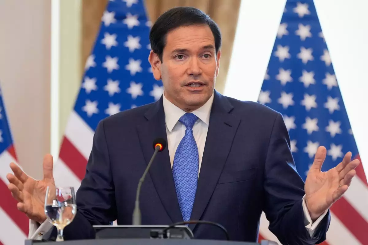 El Secretario de Estado de los Estados Unidos, Marco Rubio, habla durante una conferencia de prensa conjunta con el Primer Ministro de Eslovaquia en Bratislava, Eslovaquia, el 15 de febrero de 2026.